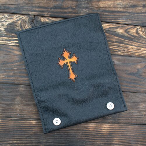 Μαύρη δερμάτινη καπνοθήκη σε πλήρη έκταση, που αναδεικνύει τον χειροποίητο ταμπά σταυρό στο κέντρο και τις προσεγμένες ραφές στα τελειώματα.